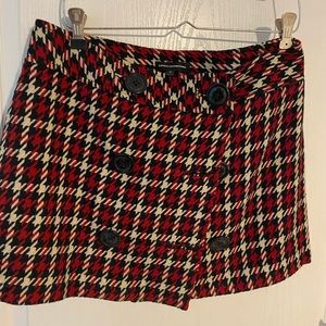 Cute plaid skirt . Perfect for a pair of tall boots.
